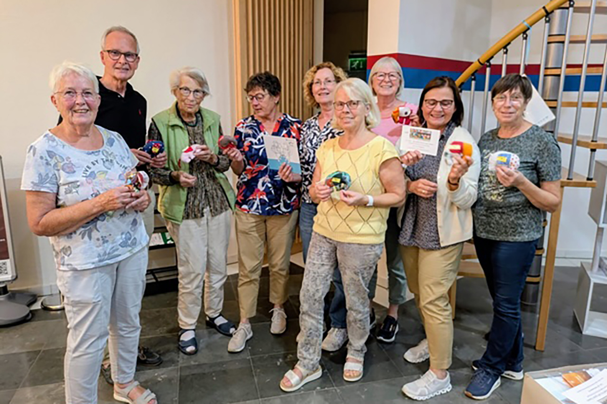 Besuch des Vorsitzenden Hans Meyer bei den den Näherinnen des LE-Fanten